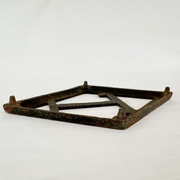 Vintage CAST IRON Sad Flat Iron TRIVET Letter T Diamond - Picture 4 of 4